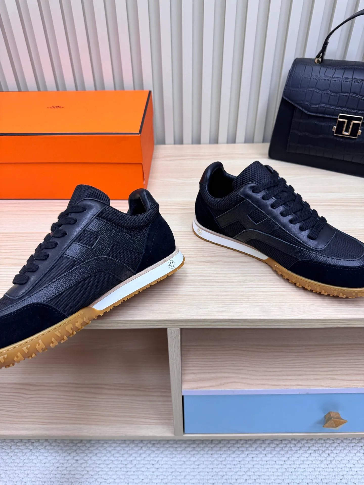 👟👟Ex-factory price 600👟👟 Hermes / Top version #couple style 24ss casual sneakers Suede goatskin sneakers decorated with contrasting patterns and iconic "H" details, beautifully packaged at the delivery counter🛍📦 Fabric: suede + down cloth Lining: mixed sheep lining Outsole: original TPU Bottom thickness: 2CM Size: 35-45